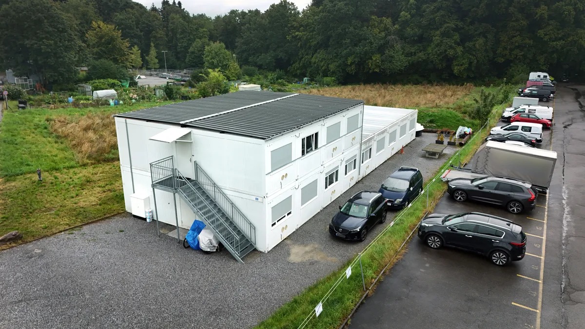 Mehr Container in Ebmatingen: Auch diese Asylunterkunft könnte bald schon erweitert werden. (Archiv) Die Asylunterkunft an der Lohwisstrasse in Ebmatingen.